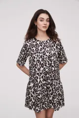 Vestido corto con estampado animal print, de corte recto y manga corta.