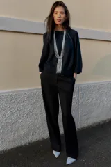 Jersey de punto liso color bordó, con cuello redondo y mangas anchas de largo tres cuartos. Presenta acabados en rib en cuello, puños y ruedo.