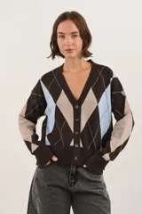 Saco tipo cárdigan con cuello en V y cierre frontal de botones. Presenta un diseño de estampado argyle en tonos marrón, celeste y beige, con mangas largas y puños acanalados.