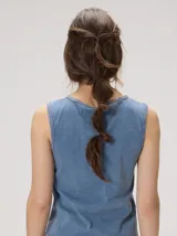 Musculosa MUTMA Trebola de silueta recta confeccionada en tejido de punto color gris con efecto lavado. Posee cierre frontal con botones, detalle de bordado en el pecho y terminación festoneada en el ruedo y las sisas.