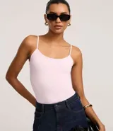 Musculosa básica de poliamida color rosa claro, con breteles finos y escote redondo.