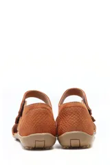 Sandalia de cuero beige con diseño de múltiples tiras con cierre de velcro. Presenta una combinación de texturas, incluyendo cuero con relieve tipo croco en el talón y la puntera, y cuero liso en las tiras superiores. Cuenta con una suela plana de goma con relieve antideslizante.