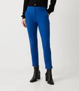 Pantalón de vestir rojo con corte cigarette, bolsillos delanteros y aberturas laterales en el ruedo.