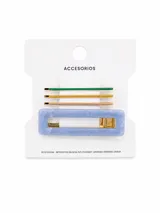 Set de accesorios de cabello compuesto por tres horquillas finas en colores verde, mostaza y salmón, y una hebilla tipo clip grande de acetato con efecto marmolado en tonos celestes y dorados.