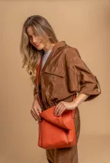 Bandolera de diseño simple con tapa frontal, confeccionada en material símil cuero. Cuenta con correa ajustable, división interna y bolsillos internos para mayor organización.