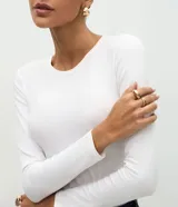 Blusa de manga larga y cuello redondo, confeccionada en mezcla de algodón y elastano.