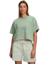 Remera Under Armour de corte boxy y diseño cropped, confeccionada en tejido de mezcla de algodón con efecto lavado. Presenta cuello redondo acanalado y mangas cortas con caída relajada.
