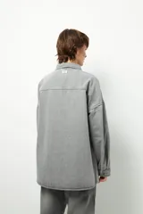 Sobrecamisa negra de algodón, de manga larga y corte unisex, con botones veteados.