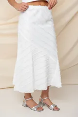 Pollera midi blanca de crepe satén con textura de seda.