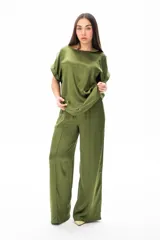 Pantalón verde oliva de viscosa, corte recto y cintura elástica con cordón ajustable. Incluye bolsillos laterales.