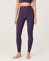 Calza deportiva de talle alto con diseño seamless (sin costuras) en color violeta, con paneles acanalados que realzan la silueta.
