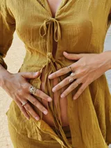 Anillo dorado con diseño de coral marino.