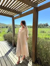 Vestido camisero amplio y largo color marrón chocolate, fabricado en Italia, con botones de nácar, cuello camisero y bolsillos laterales.