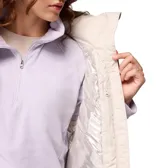 Chaleco acolchado Columbia modelo Pike Lake III, color beige, con tecnología Omni-Heat reflectante y aislamiento sintético reciclado. Presenta cierre frontal bidireccional, cuello alto con protección para la barbilla y bolsillos laterales con cierre.