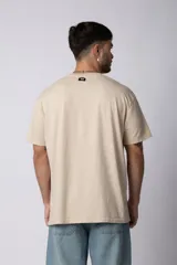 Remera de corte regular, color beige, con cuello redondo y mangas cortas.