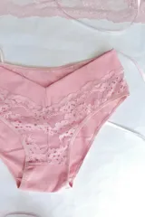 Bombacha tiro alto color rosa, confeccionada en algodón elastizado y puntilla elastizada.