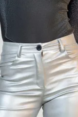 Pantalón de tiro medio confeccionado en eco cuero con acabado metalizado color plata, de corte recto y diseño clásico con bolsillos laterales y traseros.