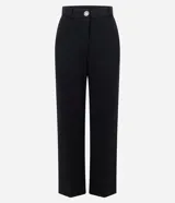 Pantalón de corte recto confeccionado en tejido de punto Roma, con cintura media, cierre frontal y bolsillo trasero. Presenta una estructura firme y elegante.
