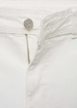 Jeans de tiro alto y diseño culotte en color blanco, con cierre de cremallera y botón, trabillas, bolsillos traseros y bajo deshilachado.