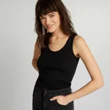 Musculosa negra de algodón con breteles finos y corte ajustado.