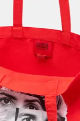 Bolsa tipo shopper de algodón en color rojo, con estampado frontal de collage fotográfico inspirado en películas de Almodóvar. Cuenta con dos asas largas para llevar al hombro.