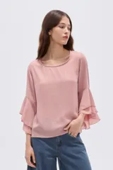 Blusa negra de poliéster, con cuello redondo, mangas 3/4 con volados en capas y diseño holgado.