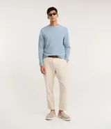 Suéter de punto con textura maquinetada, cuello redondo y manga larga. Presenta un diseño clásico y versátil, ideal para un look elegante y cómodo.