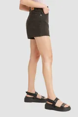 Short de jean negro de tiro alto, corte mom, con bolsillos delanteros y traseros.