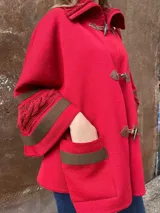 Saco tipo capa de tejido de punto fino en lana color rojo, con detalles de cintas tejidas y trenza en color marrón en las mangas. Talle único.