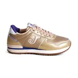 Championes deportivos Joma modelo Origen Lady 2629, de diseño retro inspirado en los años 70. Presentan un acabado metalizado en color dorado con detalles en violeta y blanco. Confeccionados con una combinación de textil, piel sintética y ante, incluyen entresuela de phylon reciclado con tecnología STABILIS para mayor estabilidad y suela de goma resistente.