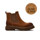 Bota tipo Chelsea de cuero gamuzado color marrón, con paneles laterales elásticos, costuras reforzadas y suela de goma dentada con plataforma.
