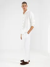 Pantalón de lino premium con corte recto y fit relajado. Presenta cintura elástica con cordón de ajuste, bolsillos laterales y bolsillo trasero.