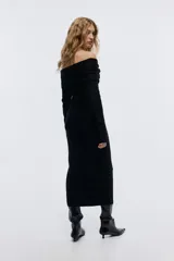 Vestido midi de punto fino, con diseño ajustado al cuerpo, escote tipo bote con hombros descubiertos y detalle de nudo frontal, de manga larga.