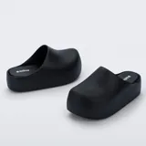 Sandalia tipo zueco Melissa modelo Free Clog Up, color negro, con diseño moderno de plataforma y punta cuadrada.