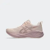 Championes de running Asics Novablast 5, color rosado con suela de plataforma geométrica en tono más oscuro. Presentan capellada de malla jacquard transpirable y sistema de amortiguación FF BLAST MAX.