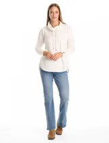 Buzo de tejido suave con cuello volcado ajustable mediante cordones con punteras metálicas. Presenta mangas largas con puños decorados con botones metálicos, hombros caídos y ruedo redondeado con aberturas laterales.