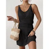 Vestido corto de playa tejido con diseño calado, sin mangas y cuello redondo. Presenta un calce adaptable al cuerpo.