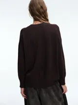 Cardigan de punto color marrón oscuro, con escote en V, manga larga y cierre frontal con botones metálicos dorados.