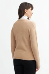 Sweater celeste de tejido de punto, con escote en V y corte holgado.