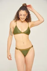 Tanga negra de tiro alto con doble tira ajustable en los laterales y forro interno.