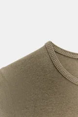 Camiseta de manga corta color marrón, con cuello redondo y corte slim fit.