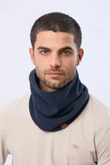 Cuello polar de diseño envolvente, confeccionado en tejido suave y abrigado, ideal para proteger del frío.