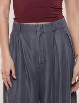 Pantalón wide leg de lyocell color gris, con cintura alta, pinzas frontales y bolsillos laterales.