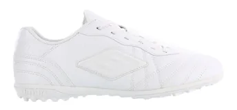Championes de fútbol Umbro modelo Touch TF, diseñados para cancha de césped sintético. Presentan un diseño bicolor en blanco y negro, con el logo de la marca en el lateral y lengüeta. Cuentan con cierre de cordones y suela de goma con relieve para mayor tracción.