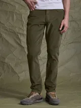 Pantalón de pana color marrón, de corte recto y diseño clásico con bolsillos laterales y traseros.
