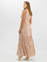 Vestido largo de fiesta con escote halter y apertura frontal en forma de gota. Presenta una faja en la cintura decorada con apliques de strass y una falda maxi estructurada en paneles escalonados con pliegues. Posee cierre invisible en la espalda y forro interno.