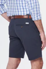Bermuda clásica color beige con bolsillos laterales y traseros, confeccionada en algodón con spandex.