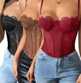 Corset de encaje con transparencias, escote corazón y tirantes finos ajustables. Presenta varillas verticales que estructuran la prenda y detalle de encaje festoneado en el borde superior.