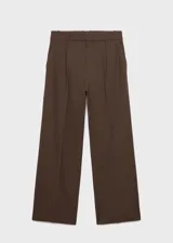 Pantalón de vestir marrón de tiro bajo y diseño wide leg, con pinzas frontales, trabillas para cinturón, bolsillos laterales y cierre oculto con botón, gancho y cremallera.