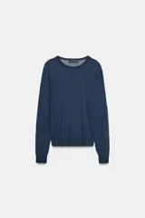 Jersey de punto liso extrafino con cuello redondo y manga larga, confeccionado en una mezcla de lana y seda.